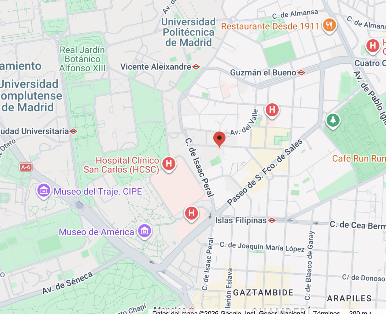 Plano del entorno de la sede: la Facultad de Ciencias Económicas y Empresariales de la Universidad CEU San Pablo, en la calle Julián Romea, 23, en el distrito de Chamberí de Madrid, con las calles de acceso desde Isaac Peral y Guzmán el Bueno.